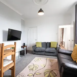 Holiday home Spacious 4br, Parking, Near Centre, Accommodates 8 United Kingdom